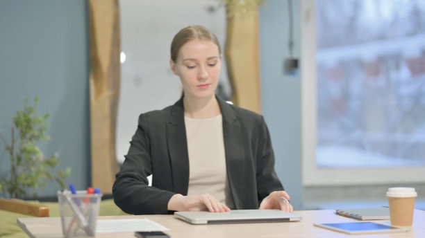 女商人回到办公室，打开笔记本电脑图片下载