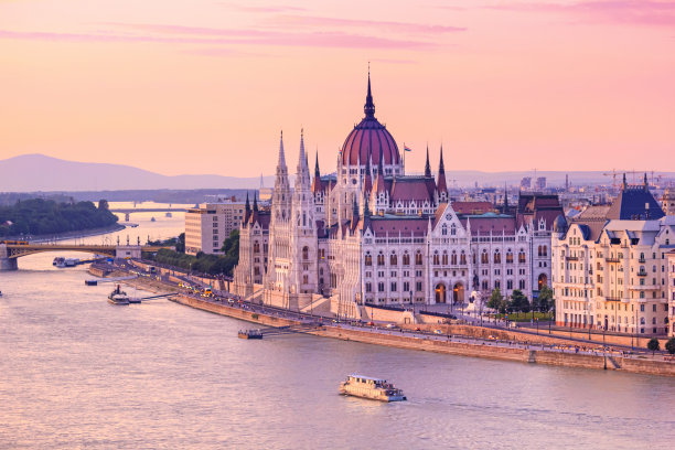 日落时分的城市夏季景观——布达佩斯历史中心与多瑙河的俯瞰图片下载