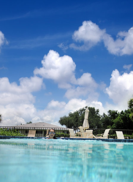 小女孩跳进佛罗里达的游泳池图片下载