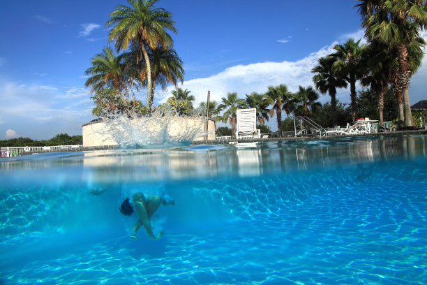夏天的乐趣，十几岁的男孩跳进游泳池图片下载