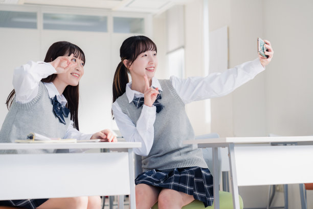 两个高中女生在课堂上友好地自拍图片下载