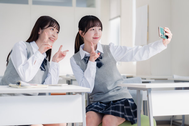 两个高中女生在课堂上友好地自拍图片下载