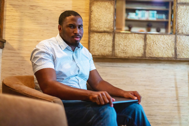 非洲成年男性从家里工作在远程办公空间照片系列图片下载