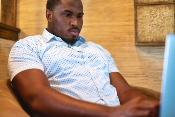 非洲成年男性从家里工作在远程办公空间照片系列图片下载