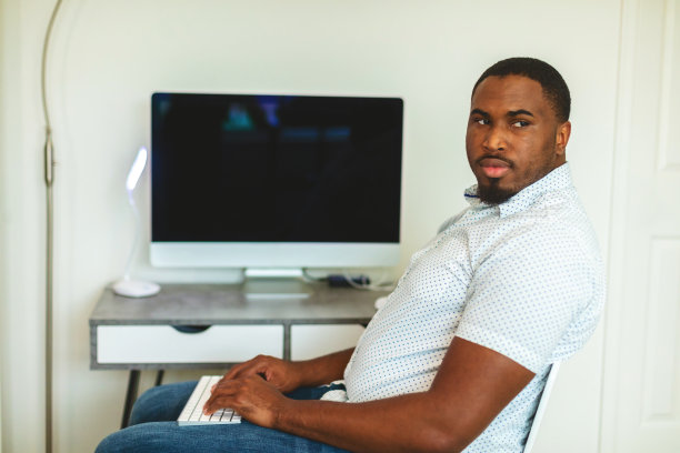 非洲成年男性从家里工作在远程办公空间照片系列图片下载
