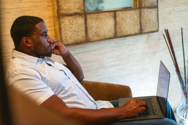 非洲成年男性从家里工作在远程办公空间照片系列图片下载