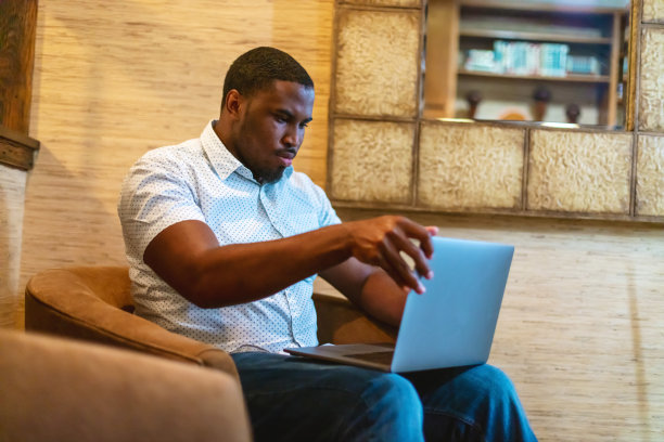 非洲成年男性从家里工作在远程办公空间照片系列图片下载