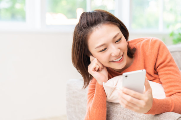 有吸引力的亚洲女性使用智能手机图片下载
