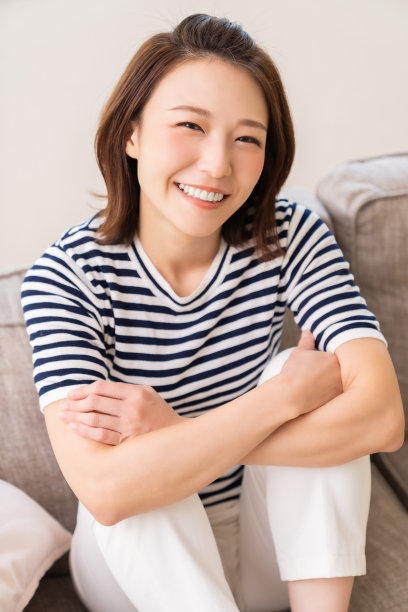 迷人的亚洲女子放松图片下载