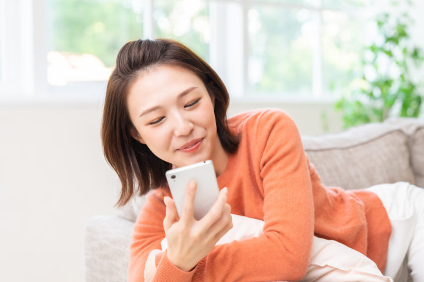 有吸引力的亚洲女性使用智能手机图片下载