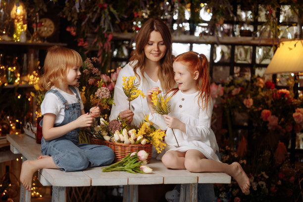 两个女孩和一位年轻的母亲做了一束花图片下载