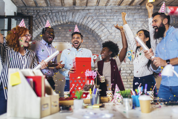 商务人士在办公室庆祝同事的生日图片下载