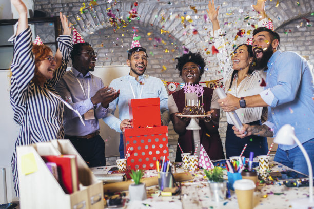 商务人士在办公室庆祝同事的生日图片下载