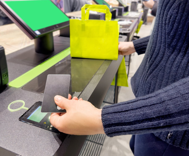 女性在商店化妆品区购买化妆品，零售商店的自助结账系统，条形码扫描仪，自助结账机图片下载