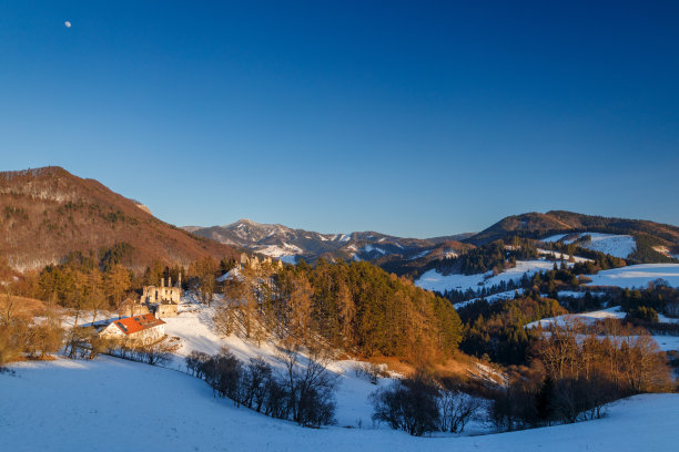 斯洛伐克，Sklabina城堡的废墟。图片下载