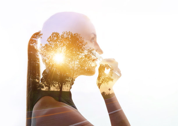 女性、化妆刷和自然的多重曝光图片下载