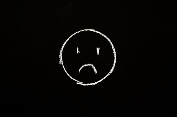黑板上画着悲伤的脸图片下载