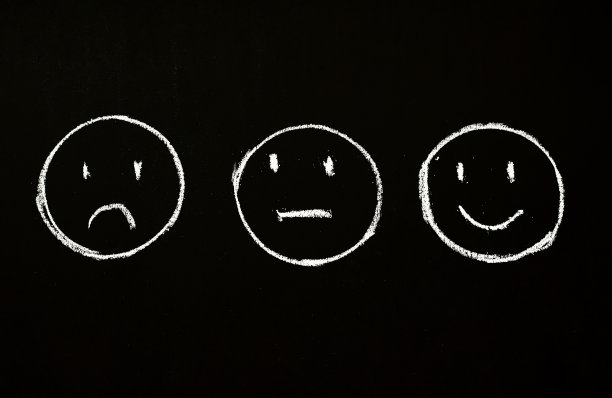 在黑板上画着微笑、冷漠和悲伤的面孔图片下载