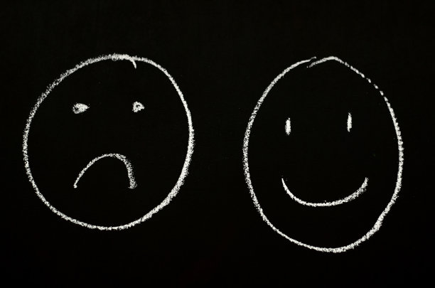 黑板上画着微笑和悲伤的脸图片下载