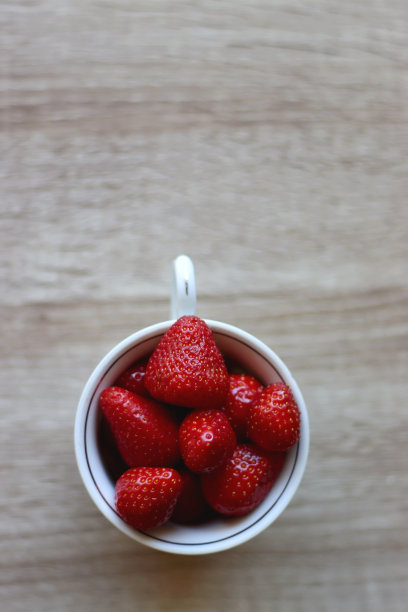 杯子里的草莓图片下载