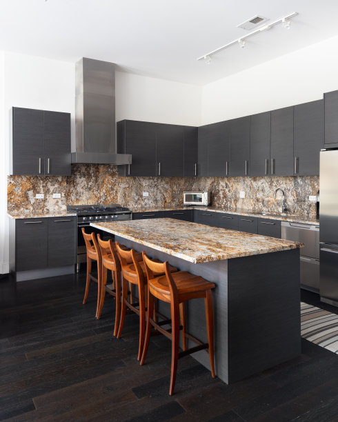 有深色橱柜和花岗岩台面的现代厨房。图片下载