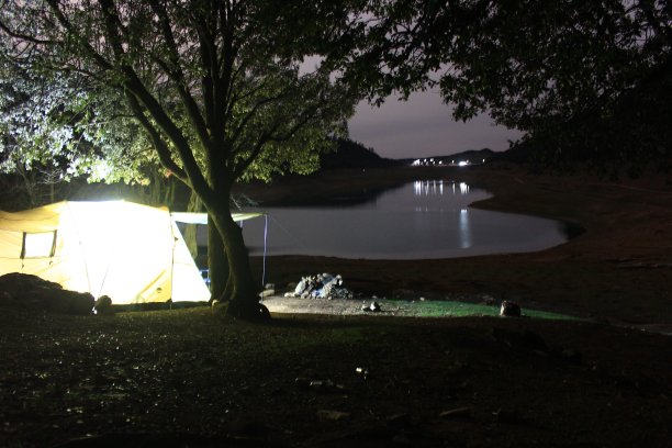 在Agulmam Azgza湖露营过夜图片下载