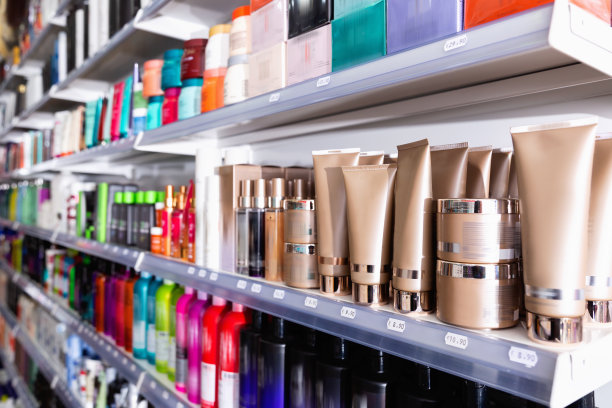 在化妆品精品店与各种护发护理彩色展示图片下载