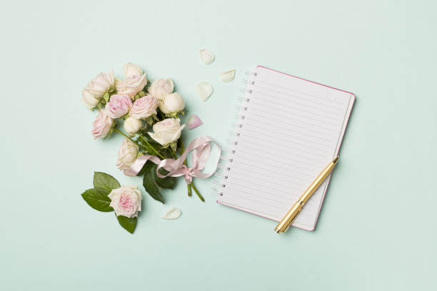 笔记本，礼品盒和玫瑰花的颜色背景，顶视图图片下载