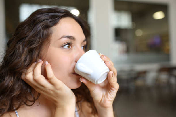 一个女人在酒吧喝咖啡图片下载