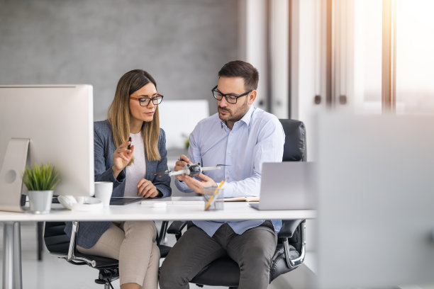 年轻的工程师和技术人员在现代化的办公室里共同研究新项目图片下载