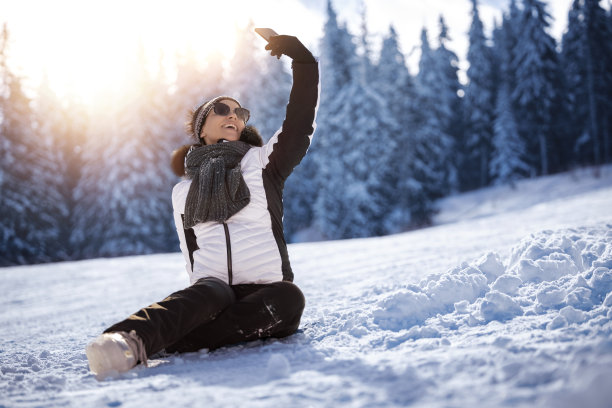 快乐，寒假，旅游和人的概念图片下载