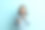 拿着咖啡带走的沉思女人。友好的亚洲妇女提供咖啡图片下载