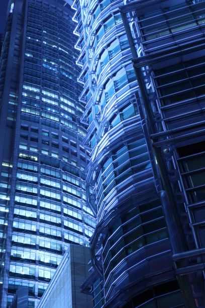 城市中现代建筑的垂直镜头图片下载