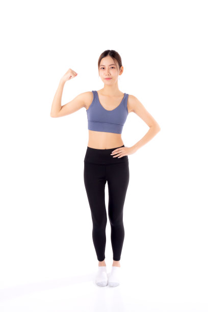 美丽的年轻亚洲女性的肖像在运动服显示强大的肌肉隔离在白色背景，运动和锻炼的健康，训练和力量，女性苗条与自信。图片下载