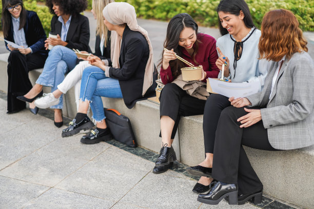 多民族商业妇女在办公大楼外吃午饭图片下载