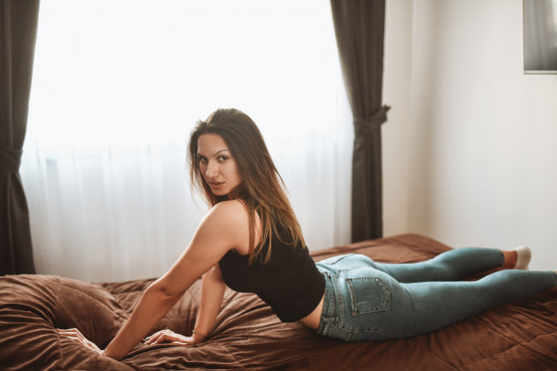 可爱的女性在床上伸展时间图片下载