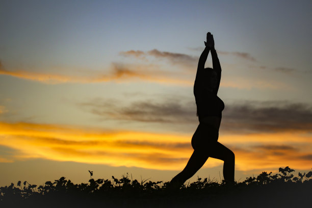 一个女人锻炼瑜伽的剪影图片下载