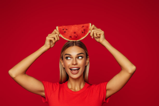 女孩拿着一片西瓜的肖像图片下载