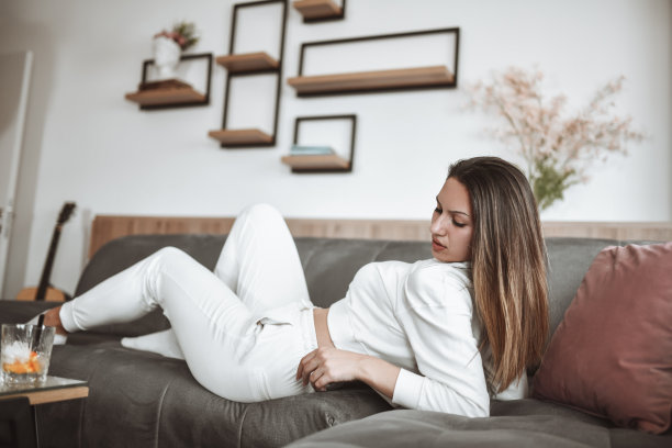 美丽的女性在下午微醺后躺下打盹图片下载