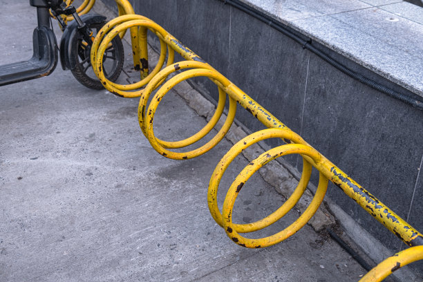 自行车停车场和停放的摩托车。kadikoy伊斯坦布尔。图片下载