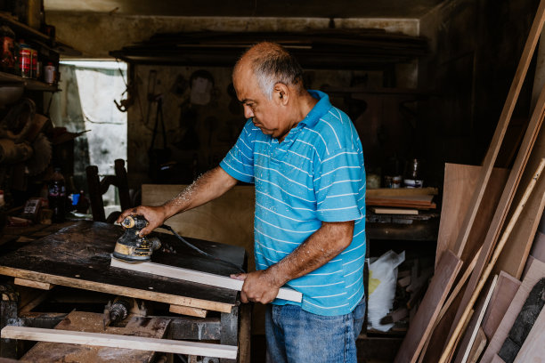 在拉丁美洲墨西哥的家具车间工作的西班牙高级男子木匠图片下载