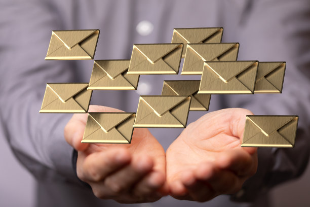 小的3D渲染信息图标盘旋在男人的手上。图片下载