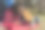 一名非裔美国男子躺在露营帐篷里使用笔记本电脑，在大自然中露营时远程工作图片下载