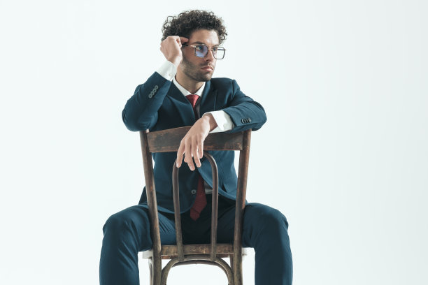 商人靠在椅子上看向别处图片下载