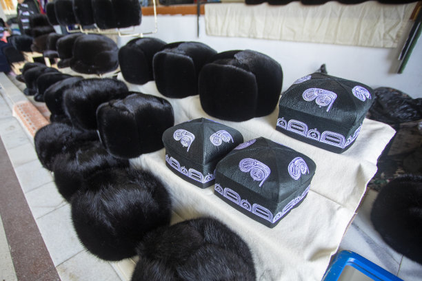 男子的帽子-典型的硬帽子与慈利图案和毛皮帽子。图片下载