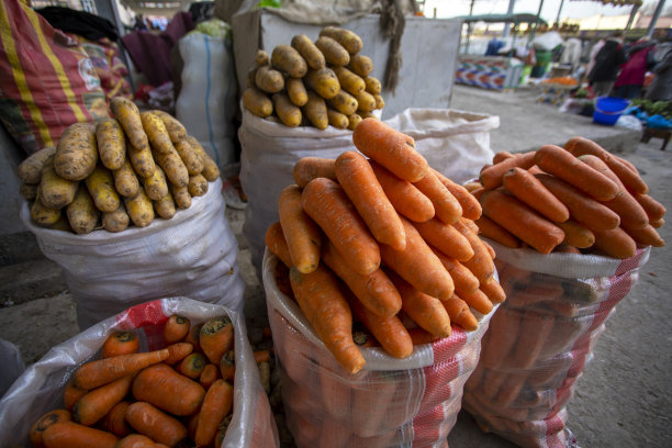 集市上红色和黄色的胡萝卜。图片下载