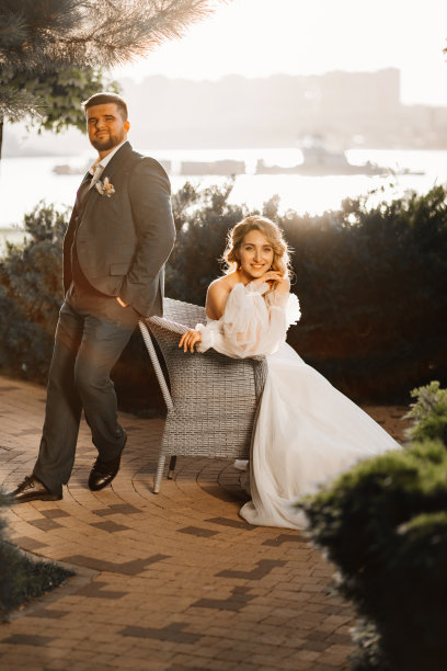 新娘和新郎在公园的长椅上。阳光图片下载