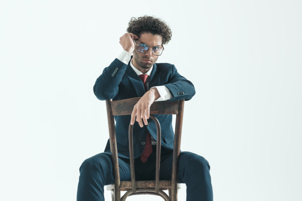 商人倚靠在椅子上，态度强硬图片下载