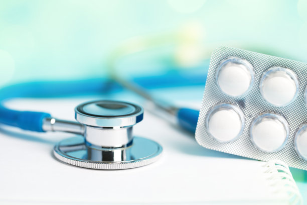 医学概念-听诊器和一些药丸在螺旋笔记本上图片下载