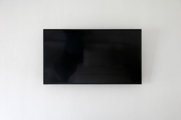 大型液晶电视在现代灰色墙壁图片下载